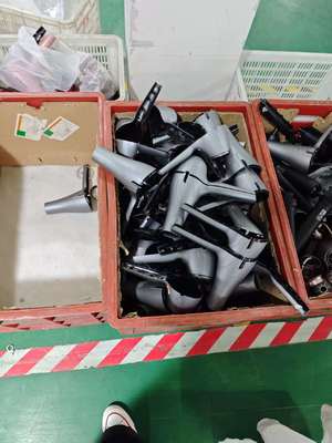 25mm 배럴 1 년 보증과 부드러운 반짝이는 커일을 위해 110-240V 전압과 세라믹 헤어 커러